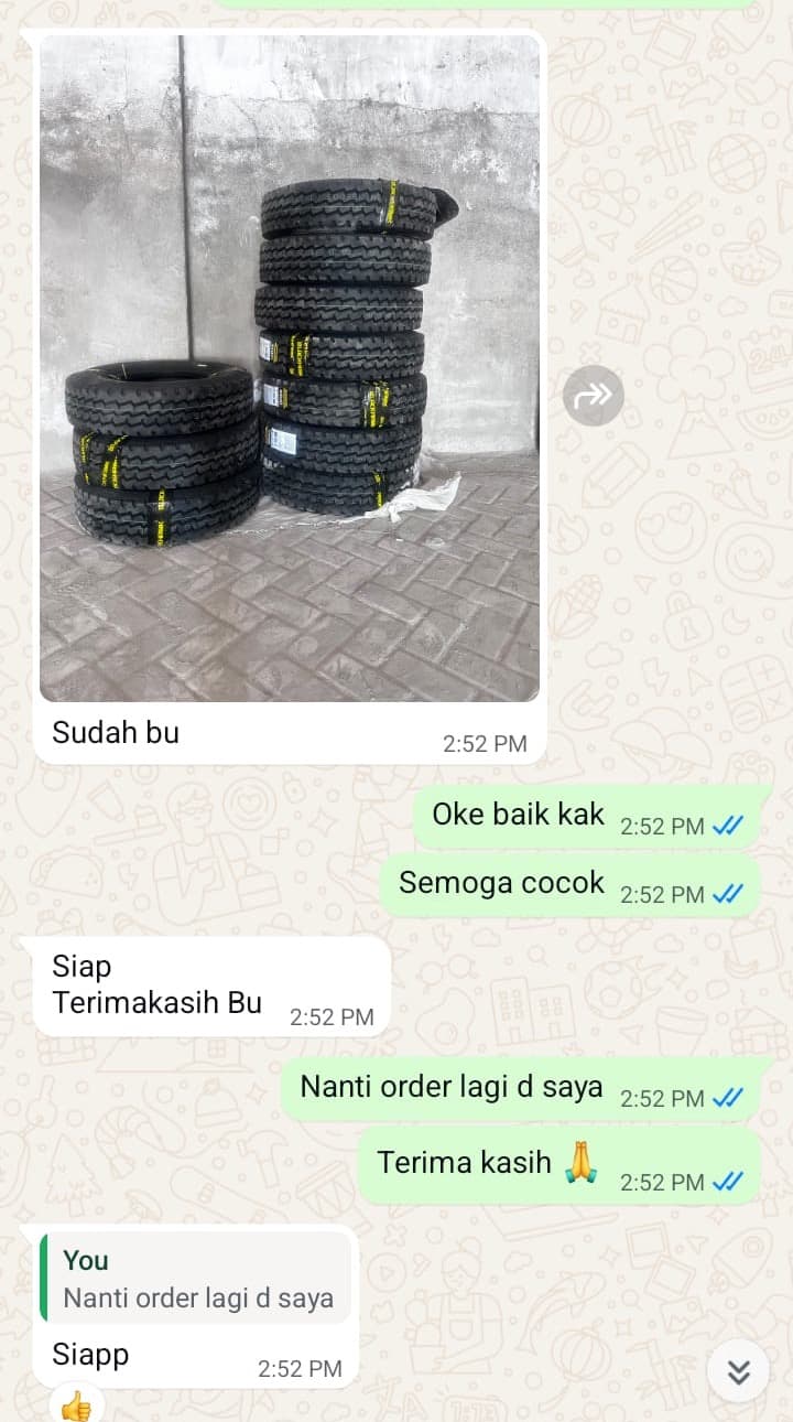 Percakapan WhatsApp: pembeli mengirim foto tumpukan ban yang sudah sampai dan menulis “Sudah bu”, lalu “Siap, terima kasih Bu”.